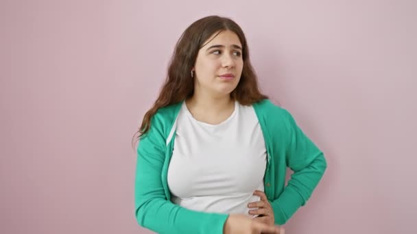 Orolig Ung Latinamerikansk Kvinna Med Vacker Nervös Uttryck Står Över — Stockvideo