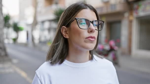 Ung Brunett Kvinna Med Glasögon Ler Utomhus Stadsgata Uttrycker Urban — Stockvideo