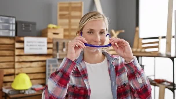 Una Mujer Sonriente Con Gafas Seguridad Encuentra Taller Carpintería Interior — Vídeos de Stock