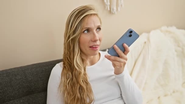 Vit Blond Kvinna Som Använder Smartphone Hemma Visar Teknik Kommunikation — Stockvideo
