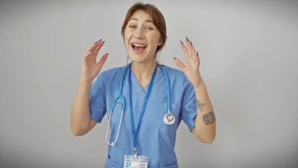 Взволнованная Молодая Белая Женщина Докторской Форме Выигрывает Крупному Празднует Свою — стоковое видео
