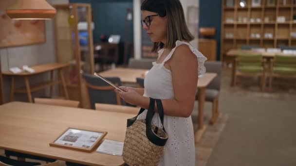 Gyönyörű Spanyol Szemüveges Választotta Ideális Bútorok Design Berendezése Otthonában Átöleli — Stock videók