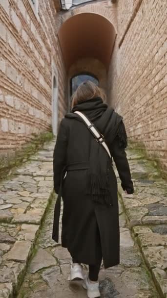 Una Donna Cappotto Nero Cammina Lungo Antico Vicolo Acciottolato Istria — Video Stock