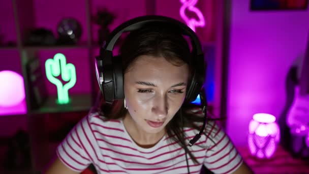 Mulher Caucasiana Focada Usando Fones Ouvido Uma Sala Jogos Iluminada — Vídeo de Stock