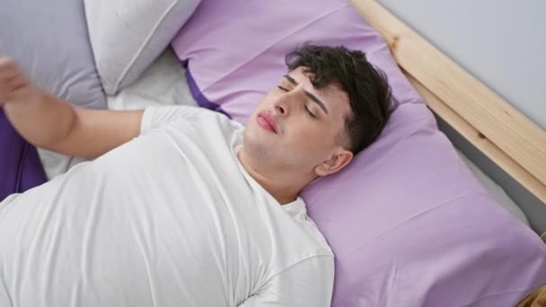 Молодой Человек Испытывает Головную Боль Дискомфорт Лежа Спальне Фиолетовыми Кроватями — стоковое видео