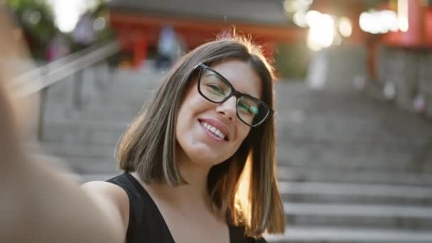 Χαμογελαστή Σίγουρη Ισπανίδα Βγάζει Σέλφι Όμορφη Ενήλικη Μελαχρινή Γυαλιά Στέκεται — Αρχείο Βίντεο