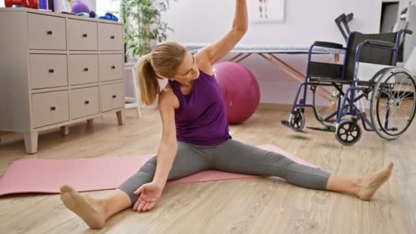Una Mujer Mediana Edad Estira Una Esterilla Yoga Interior Una — Vídeos de Stock