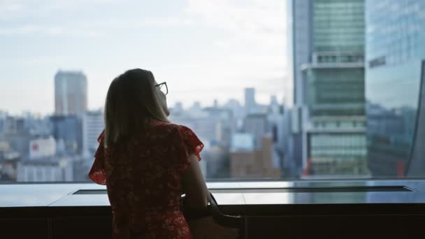 Gyönyörű Spanyol Üzletasszony Szemüvegben Magával Ragadó Kilátás Felhőkarcoló Ablakából Japán — Stock videók