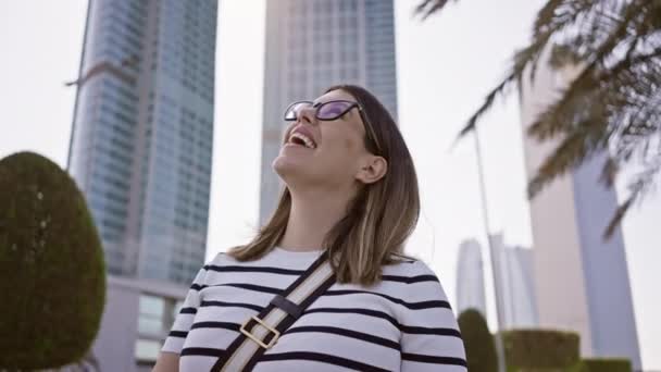 Mulher Sorridente Com Óculos Apreciando Paisagem Urbana Dos Arranha Céus — Vídeo de Stock