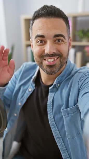 Веселий Молодий Іспаномовний Чоловік Бородою Позує Приміщенні Студії — стокове відео