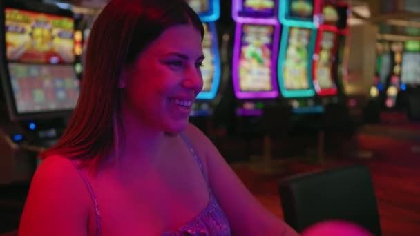 Una Joven Sonriente Disfrutando Los Juegos Tragamonedas Vibrante Entorno Casino — Vídeos de Stock