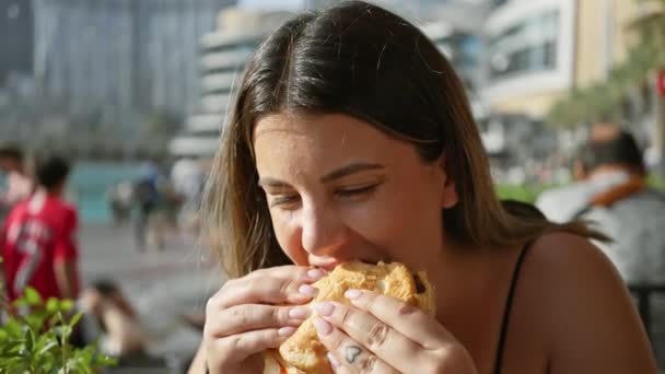 Giovane Donna Mangiare Hamburger Dubai Con Grattacieli Sfondo Casual Pranzo — Video Stock