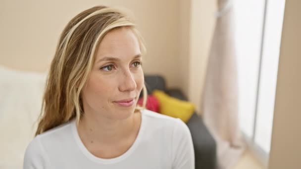 Joyeux Jeune Femme Blonde Assise Sur Canapé Salon Clignotant Sourire — Video