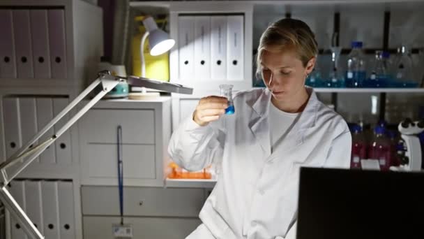 Laboratuvar Önlüğü Giymiş Konsantre Bir Kadın Bilim Adamı Modern Bir — Stok video
