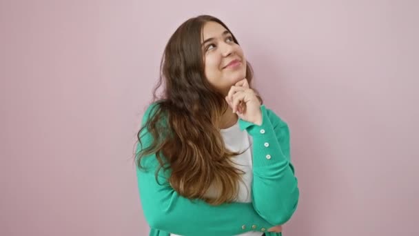 Задумчивая Молодая Латиноамериканка Красивой Улыбкой Сомневающаяся Вопросе Задумчивое Лицо Рука — стоковое видео
