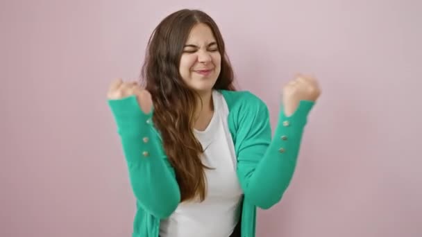 Neşeli Genç Spanyol Kadın Zaferi Kazanan Bir Jestle Kutluyor Heyecanlı — Stok video