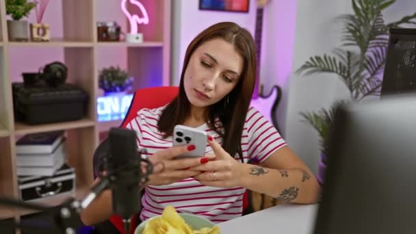 Fata Brunetă Încrezătoare Folosește Smartphone Camera Jocuri Îndreptându Degetul Spre — Videoclip de stoc