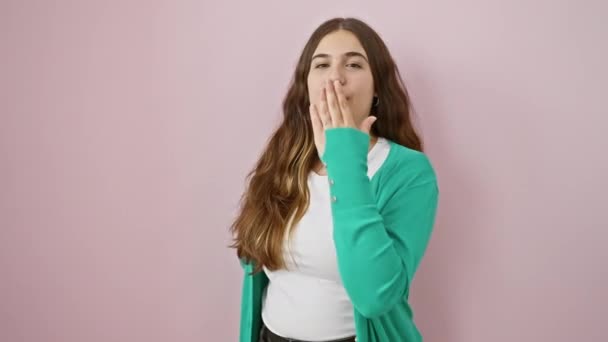 Jonge Mooie Spaanse Vrouw Blaast Lucht Kus Uiten Van Liefde — Stockvideo