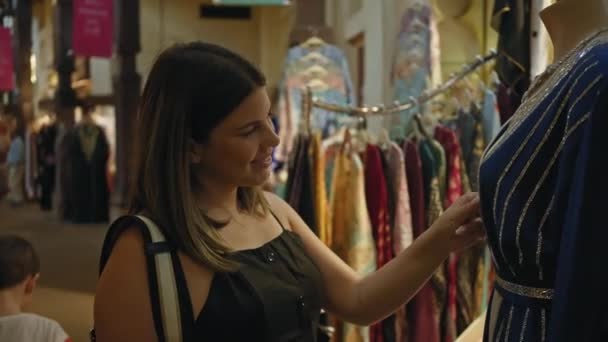 Mladá Žena Zkoumá Tradiční Souk Dubai Obdivuje Barevné Oděvy Místní — Stock video