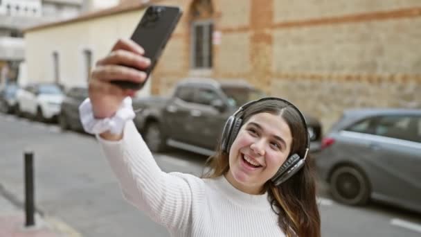 Une Jeune Femme Joyeuse Prend Selfie Avec Casque Dans Une — Video