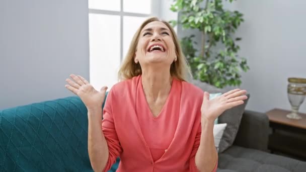 Loca Diversión Casa Edad Media Mujer Rubia Sentado Sofá Celebrando — Vídeo de stock