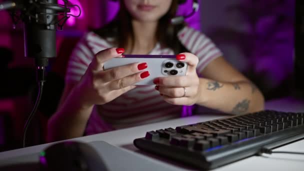 Молодая Женщина Занимается Азартными Играми Ночью Темной Комнате Подсветкой Фиолетовых — стоковое видео