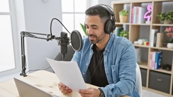 Ισπανόφωνος Άνθρωπος Ακουστικά Μιλώντας Στο Μικρόφωνο Στο Στούντιο Ραδιόφωνο Απεικονίζοντας — Αρχείο Βίντεο