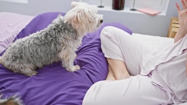 Genç Bir Kadın Küçük Köpeği Sıcak Bir Yatak Odasındaki Mor — Stok video