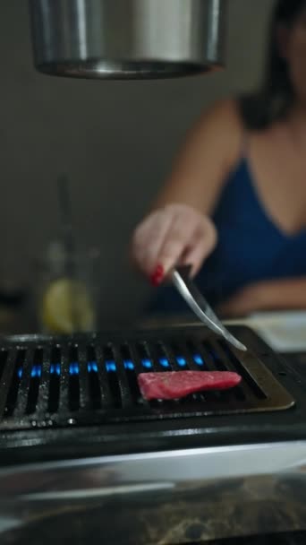 Experiencia Gastronómica Moderna Las Manos Joven Cocinan Deliciosa Rara Carne — Vídeo de stock