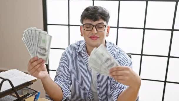 Усміхнений Чоловік Офісі Тримає Нам Долари Передаючи Успіх Багатство Задоволення — стокове відео