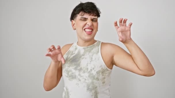 Mladý Muž Tričku Bez Rukávů Pozoruhodné Gesto Drápu Stojící Izolovaném — Stock video
