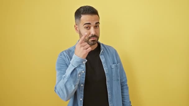 Homem Hispânico Jovem Grave Com Camisa Jeans Fica Sozinho Olho — Vídeo de Stock