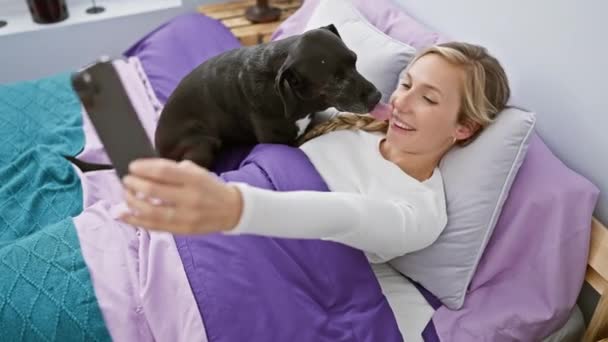 Uma Mulher Alegre Toma Uma Selfie Com Seu Cão Preto — Vídeo de Stock