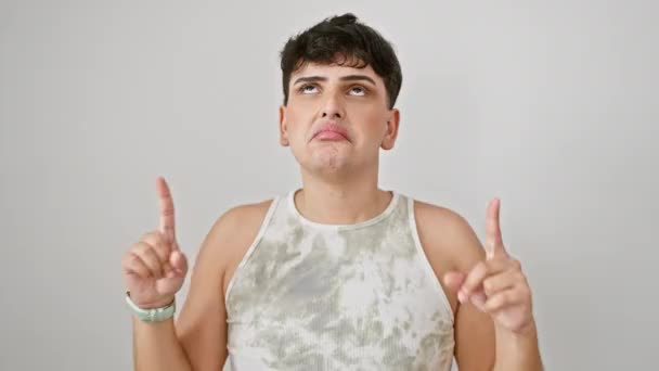 Rozrušený Mladý Muž Tričku Bez Rukávů Stojící Ukazující Vzhůru Ukazující — Stock video