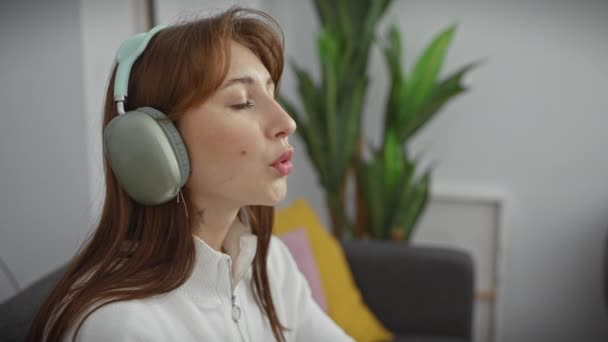 Jeune Femme Avec Écouteurs Profitant Musique Maison Mettant Valeur Les — Video