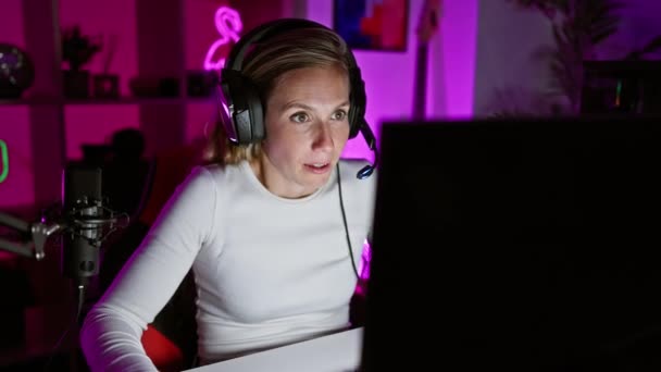 Αγχωμένη Νεαρή Γυναίκα Ακουστικά Που Αντιμετωπίζει Τον Υπολογιστή Μια Αίθουσα — Αρχείο Βίντεο