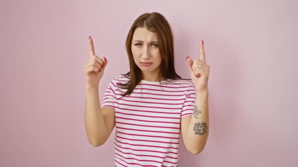 Nieszczęśliwa Brunetka Dziewczyna Paski Koszulka Wyrażając Smutek Wskazując Górę Odizolowany — Wideo stockowe