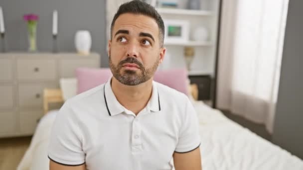 Onbezorgde Jonge Spaanse Man Natuurlijk Eenvoudig Ontspannen Bed Huis Slaapkamer — Stockvideo