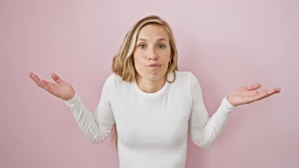 Mujer Rubia Joven Confusa Pie Despistada Sobre Fondo Rosa Aislado — Vídeo de stock