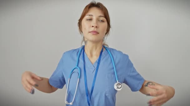 Jeune Femme Caucasienne Portant Stéthoscope Debout Détendre Sourire Les Yeux — Video