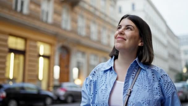 年轻美丽的惊慌失措的女人微笑着环视维也纳的街道 — 图库视频影像