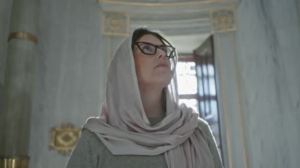 Спокойная Женщина Хиджабе Очках Любующаяся Барочным Интерьером Исторической Мечети — стоковое видео