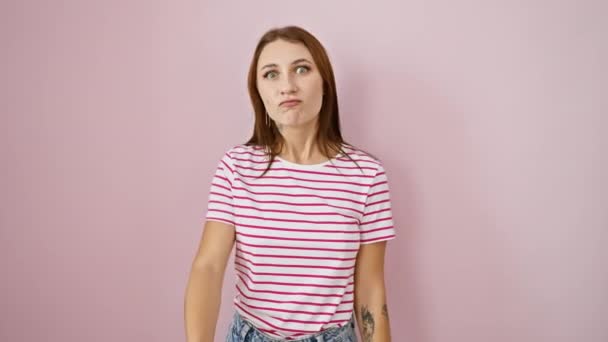 Jovem Morena Frustrada Camiseta Listrada Furiosa Louca Levantando Punho Com — Vídeo de Stock