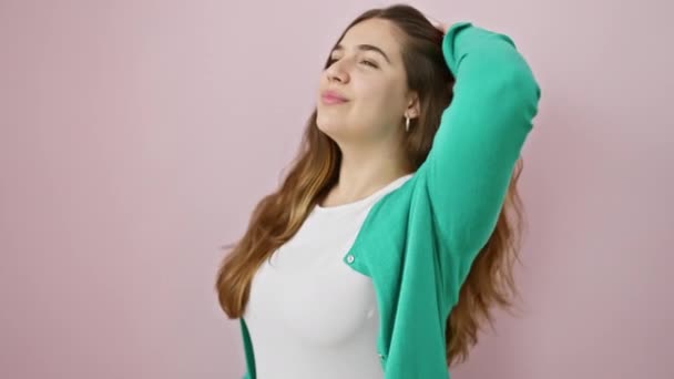 Kendine Güvenen Genç Spanyol Kadın Saçlarına Dokunuyor Şık Bir Poz — Stok video