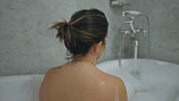 Egy Fiatal Aki Egyedül Pihen Otthoni Fürdőszobában Habszivaccsal Nyugalmat Öngondoskodást — Stock videók