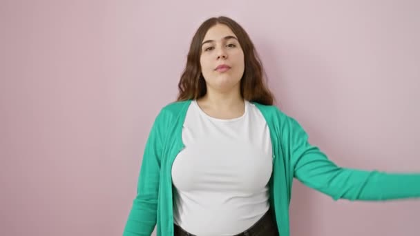 Chockad Men Ändå Självsäker Ung Vacker Latinamerikansk Kvinna Står Över — Stockvideo