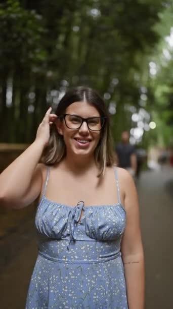 Mujer Hispana Hermosa Alegre Posando Casualmente Con Sonrisa Confiada Gafas — Vídeos de Stock
