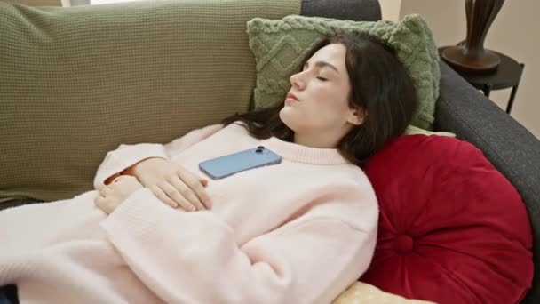 Mladá Žena Odpočívá Gauči Doma Svým Smartphonem Vykresluje Komfort Moderní — Stock video