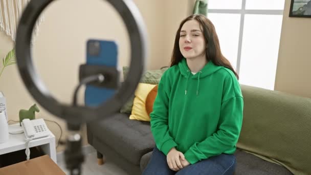 Une Jeune Femme Avec Sweat Capuche Vert Assoit Sur Canapé — Video