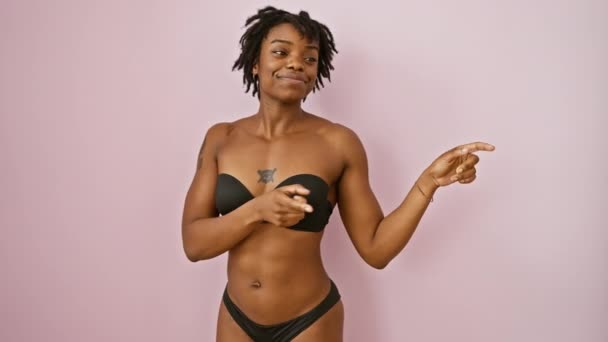 Mulher Negra Jovem Com Dreadlocks Vestindo Lingerie Preta Sorrindo Olhando — Vídeo de Stock